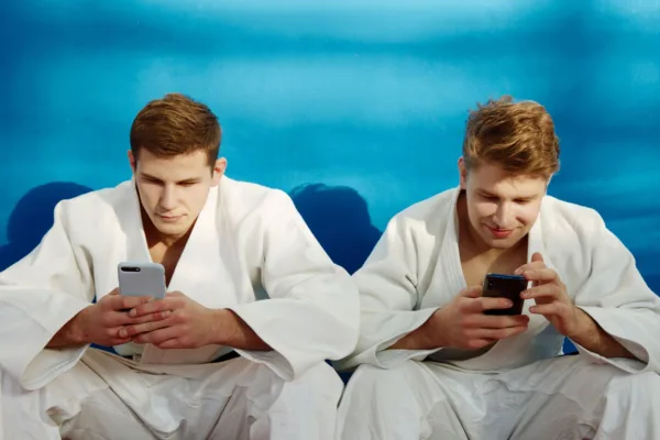 10 Texting Habits You Need To Break If You Want To Keep Him Interested