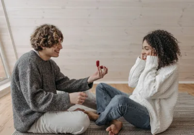 This Man Proposes To His Girlfriend On An Airplane With The Help Of Fellow Passengers