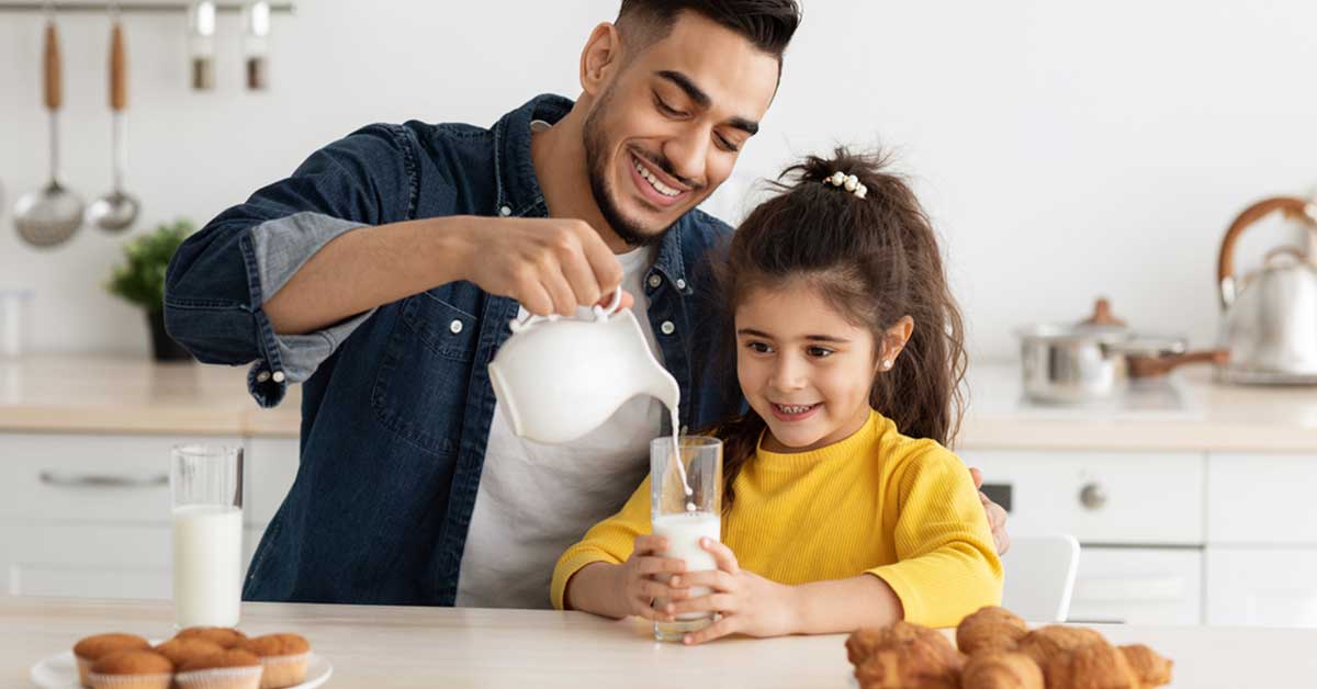 Man Sparks Online Debate by Hiding from his Daughter so that She Won’t EAT his Cupcake