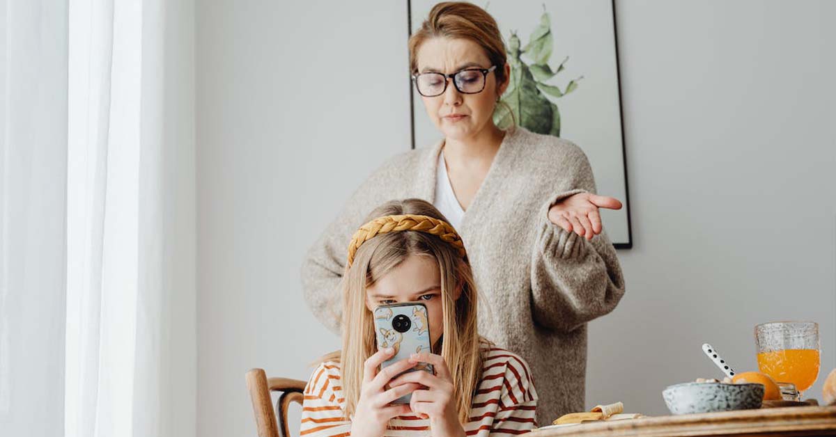 Mom Canceled Daughter’s Vacation for Refusing to Invite Best Friend Because She’s ‘Too Chubby’