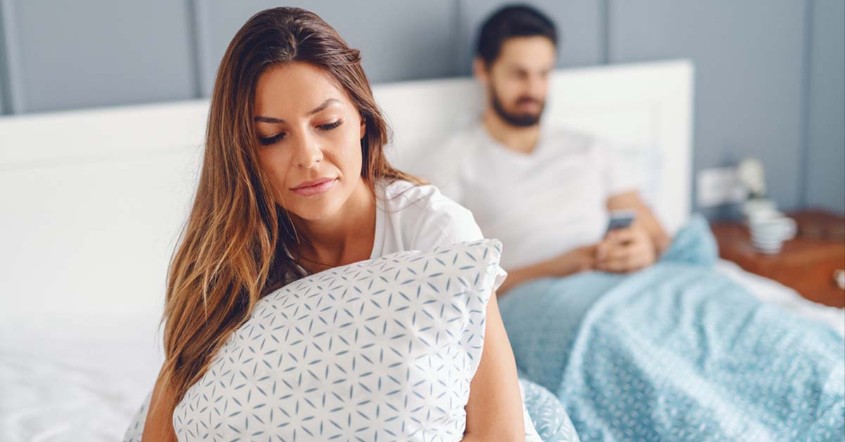 10 Eye-Opening Signs He Pretends to Love You