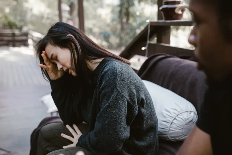 Couple discussing signs he is emotionally unavailable during a serious conversation.